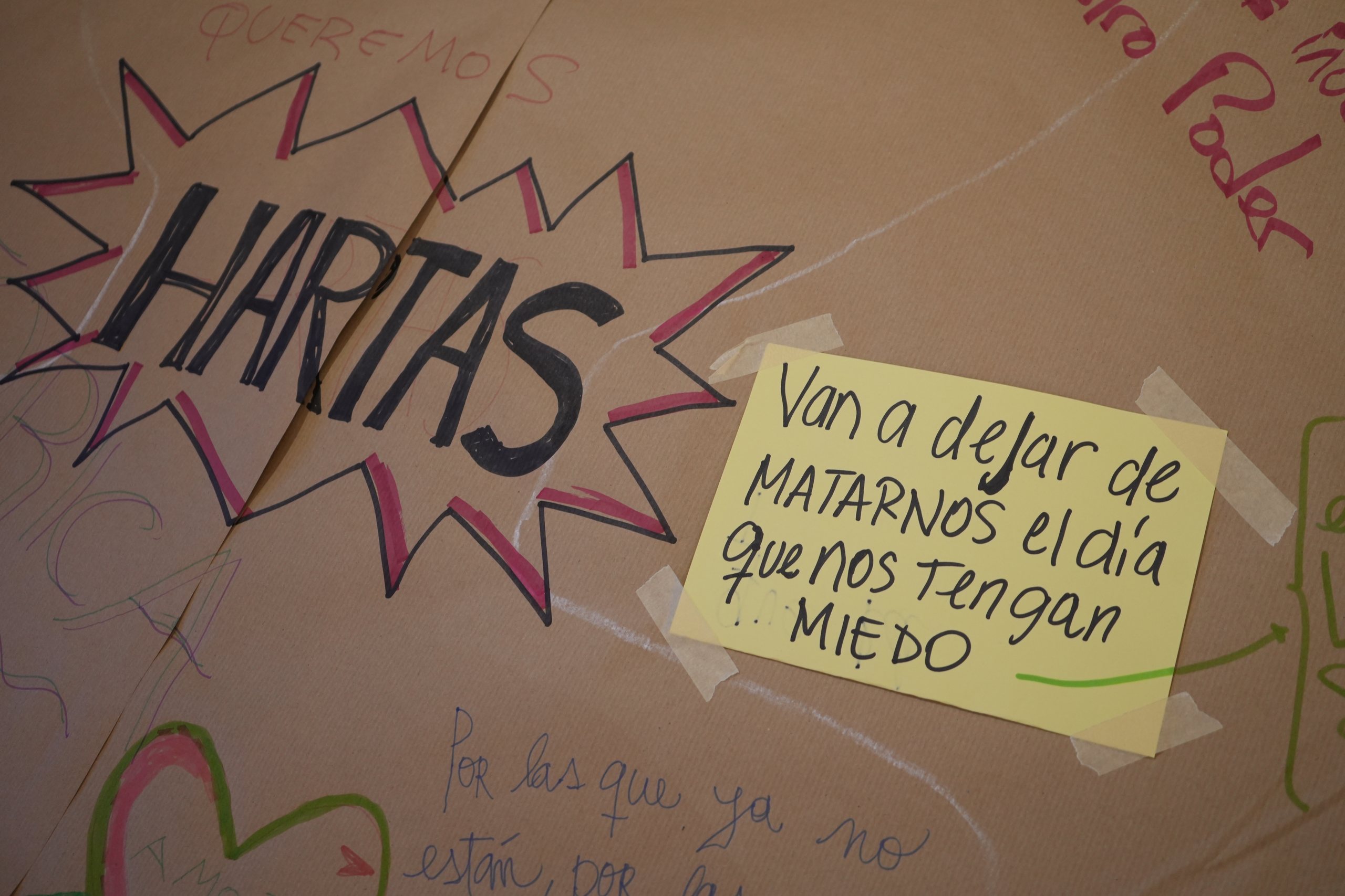 Brown paper with the word HARTAS and a note reading Van a dejar de matarnos el día que nos tengan miedo, Ni Una Menos Berlin 2026